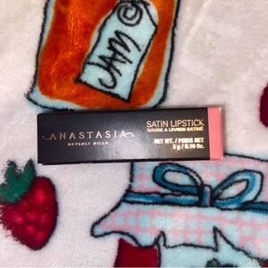 Anastasia Beverly Hills Matte Lipstick in “Praline”